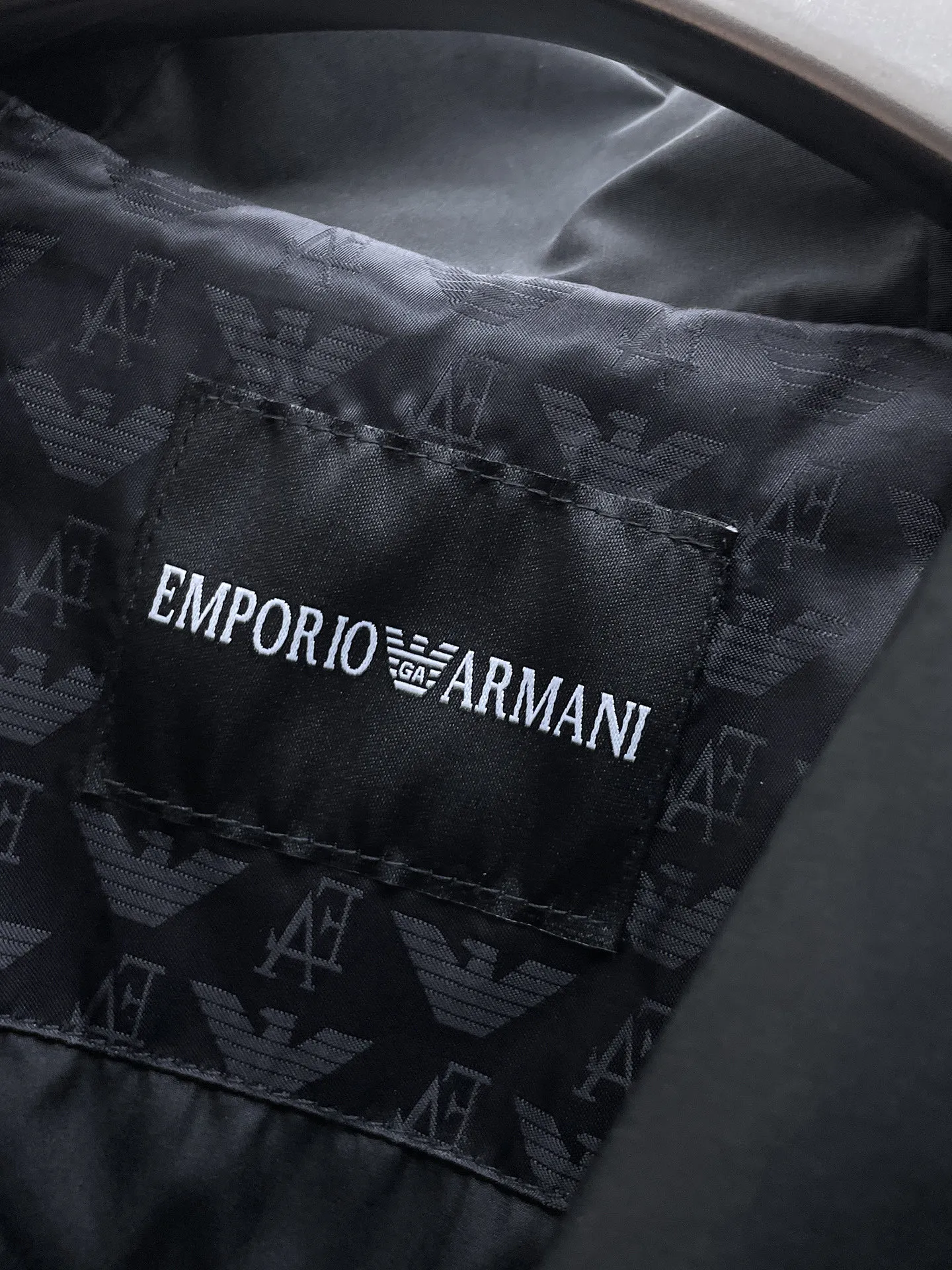 Armani official website Same Style, complete with three labels, on sale in advance! 2026 Autumn and Winter New Arrival men's jacket, Original three-label premium version! The custom-made fabric Breathable in the counter has high comfort, impeccable details, and brand element design concept, reflecting high quality. It feels delicate and soft! It presents a casual cut and the upper body shape is great! Sizes: M～3XL